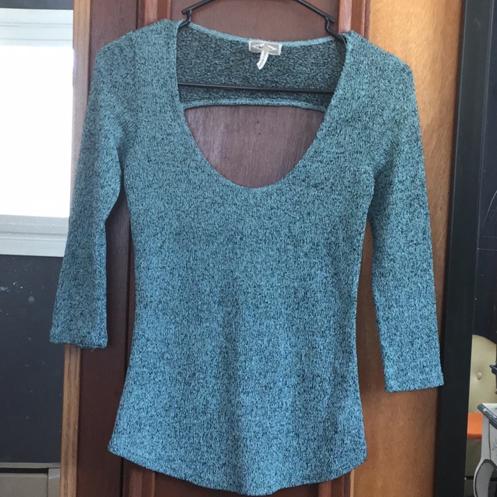 SOFT KNITTED TOP W/ KEYHOLE BACK